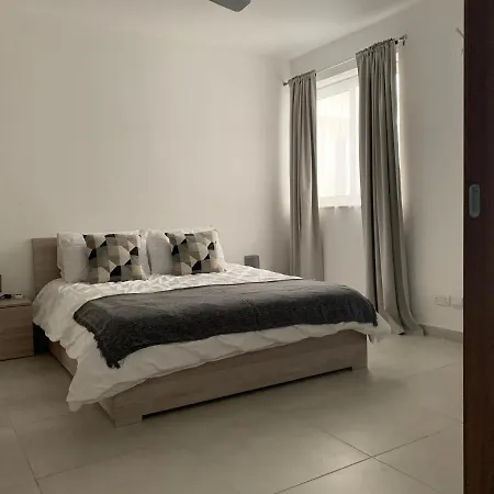 New, Beautiful Modern 3 Bed Near The Sea Frount Διαμέρισμα *